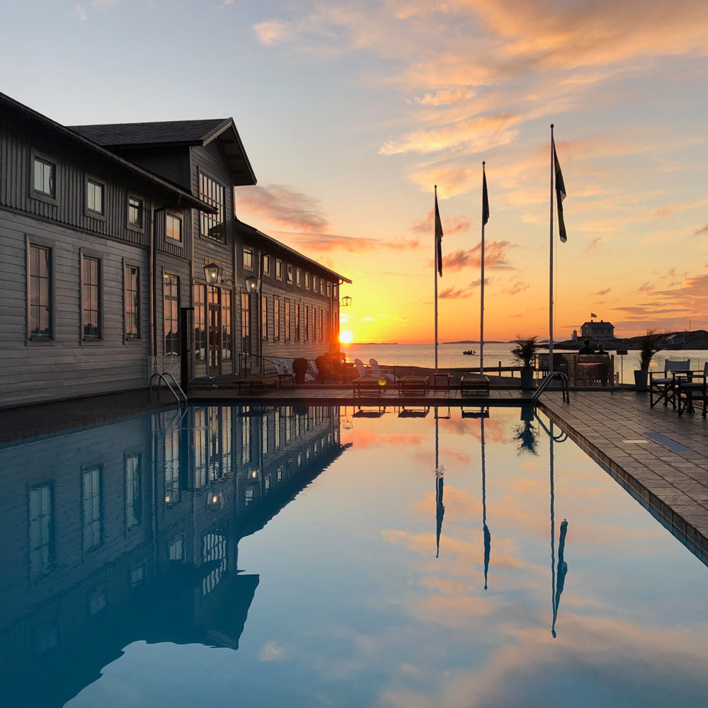 Pool med solnedgång