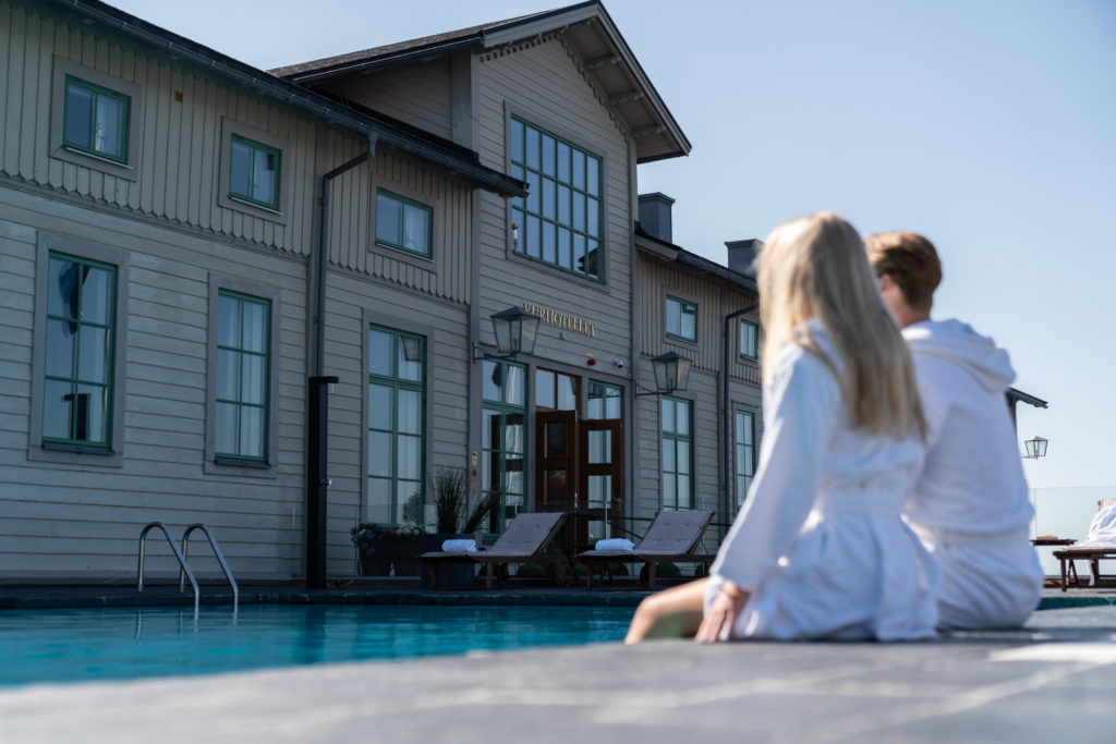 Marstrands Kurhotell. Bild på poolen med havet i bakgrunden. Hotell på Marstrandsön. Boende på Marstrandsön.